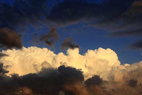 fotografia ad angolo basso, beige, nero, nuvole, cielo, sfondo, tramonto, paesaggio, bianca, soffice, velo, velato, Alba, telaio, struttura, geometria, natura, tempo metereologico, nuvola - cielo, blu, all'aperto, Cloudscape, sfondi, Paesaggi, bellezza nella natura, scenics - natura, la tranquillità, nessuno, scena tranquilla, cielo drammatico, luce del sole, atmosfera, Inquadratura dal basso, ambiente, giorno, idilliaco, meteorologia, 5K, CC0, dominio pubblico, privo di copyright