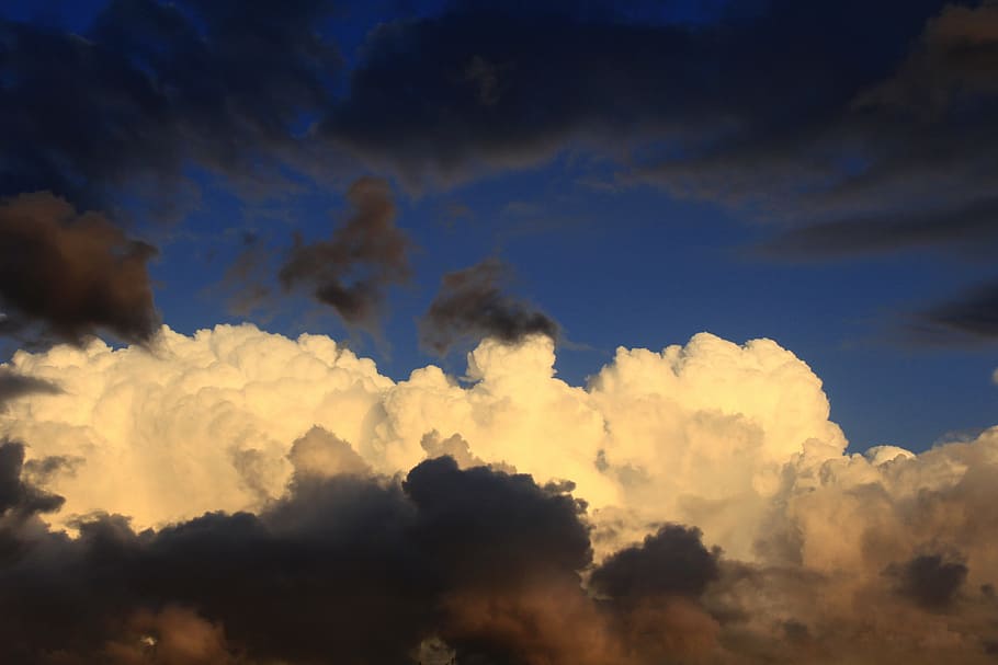 fotografia ad angolo basso, beige, nero, nuvole, cielo, sfondo, tramonto, paesaggio, bianca, soffice, velo, velato, Alba, telaio, struttura, geometria, natura, tempo metereologico, nuvola - cielo, blu, all'aperto, Cloudscape, sfondi, Paesaggi, bellezza nella natura, scenics - natura, la tranquillità, nessuno, scena tranquilla, cielo drammatico, luce del sole, atmosfera, Inquadratura dal basso, ambiente, giorno, idilliaco, meteorologia, 5K
