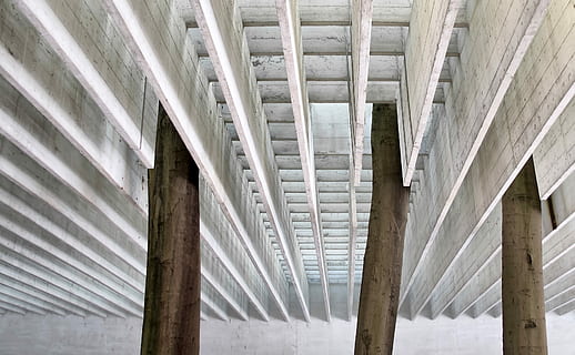 brun træ log, bygning, arkitektur, struktur, bro, træ-, bygget struktur, ingen mennesker, lav vinkel visning, arkitektoniske kolonne, mønster, dag, indendørs, loft, træ - materiale, baggrunde, fuld ramme, hvid farve, i en række, tag, metal, natur, forbindelse, under, tagbjælke, beton, 4K, CC0, offentligt domæne, royaltyfrie
