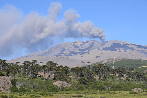 Vulkan, Eruption, Asche, Berg, Asche, Berg, Landschaft, Natur, Tag, Blau, keine Leute, Himmel, Rauch - physische Struktur, Land, Szenen - Natur, Nicht-städtische Szene, Schönheit in der Natur, Umgebung, Pflanze, Geologie, ruhige Szene, ausbrechen, Baum, Ruhe, wolke - himmel, draußen, Kraft in der Natur, Gipfel, Vulkankrater, schneebedeckter Berg, 4K, CC0, gemeinfrei, lizenzfrei