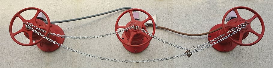 rodes, foc, bombes, vermell, cadenes, cos de bombers, fdc, cadena, cap gent, primer pla, a l'interior, joieria, emoció, forma del cor, connexió, centrar-se en primer pla, cercle, metall, emoció positiva, collaret, dia, amor, funció de construcció de parets, forma geomètrica, panoràmica, accessori personal, petit grup d'objectes, 5K