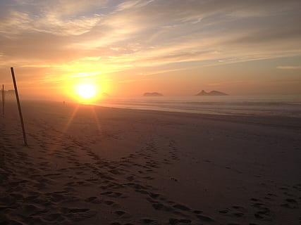 sorra, aurora, sol, llum, platja, naturalesa, Brasil, riu de Janeiro, estiu, crepuscle, horitzó, raigs de sol, cel, mar, paisatge, oceà, posta de sol, bellesa a la natura, terra, escenics - natura, tranquil·litat, escena tranquil·la, aigua, idíl·lic, núvol - cel, horitzó sobre l’aigua, llum solar, color taronja, cap gent, a l'aire lliure, clima àrid, 2K, CC0, domini públic, lliure de regalies