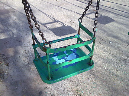 swing, cadenes, banc, vista d’angle alt, llum solar, dia, parc infantil, ombra, naturalesa, cadena, metall, cap gent, a l'aire lliure, equip de joc a l'aire lliure, color verd, buit, absència, parc, parc - l'home va fer espai, terra, transport, 1080P, CC0, domini públic, lliure de regalies