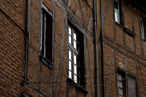 zavřená okna, okno na budově, budova, architektura, okno, cihlový, zdivo, exteriér budovy, stavba, nízký úhel pohledu, zeď, cihlová zeď, nikdo, starý, den, nástěnný prvek, venku, rezidenční čtvrti, opuštěný, celý rám, průmysl, pozadí, poškozen, byt, 5K, CC0, veřejná doména, bez autorských práv