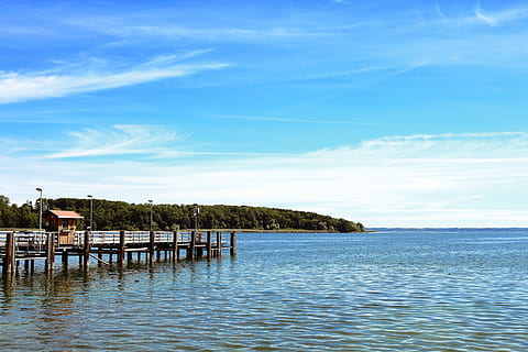 lago, web, cielo, nubes, naturaleza, enviar, isla, agua, arquitectura, estructura construida, paisajes - naturaleza, belleza en la naturaleza, azul, frente al mar, escena tranquila, tranquilidad, nadie, nube - cielo, mar, exterior del edificio, muelle, día, edificio, casa sobre pilotes, al aire libre, 5K, CC0, dominio público, libre de derechos