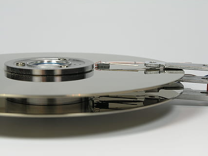 nærbilde foto, grå, platespiller, harddisk, teknologi, datamaskin, lagringsmedium, hdd, datalager, datailaufnahme, makro, maskinvare, hukommelse, musikk, kunstkultur og underholdning, selektiv fokusering, refleksjon, ta opp, innendørs, studio skudd, hvit bakgrunn, nærbilde, ingen folk, utstyr, kopiere plass, skjære ut, kommunikasjon, plate spiller nål, retro stylet, fritidsaktivitet, stilleben, 2K, CC0, offentlig domene, opphavsrett gratis