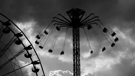 photographie en niveaux de gris, ferris, roue, balade, niveaux de gris, la photographie, grande roue, juste, carrousel, la vitesse, tour, amusement, marché de l'année, festival folklorique, Kettenkarussell, des manèges, ciel, des nuages, ambiance, foncé, éclairage, noir et blanc, monochrome, parc d'attractions, culture artistique et divertissement, tour de parc d'attractions, Activité de loisir, faible angle de vue, nuage - ciel, balançoire à chaîne, la nature, en plein air, personne, matériel d'éclairage, filage, jouissance, silhouette, journée, architecture, pendaison, excitation, 4K, CC0, domaine public, libre de droits