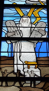 man, innehav, tom sten, kyrkfönster, 10 bud, moses, fönster, färgatglas, bibel, tro, kristen, lag, bud, konst och hantverk, kreativitet, graffiti, representation, arkitektur, inget folk, dag, mänsklig representation, byggd struktur, väggbyggande funktion, vägg, multi färgad, gatukonst, utomhus, mural, mönster, glas, 2K, CC0, offentligt domän, royaltyfria