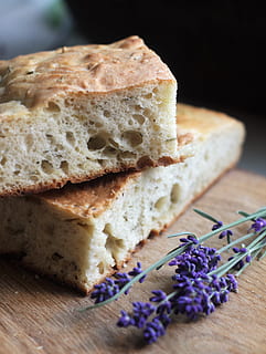 Brot, Haus, Backen, Lavendel, Der Geruch von, Aroma, Dekoration, violett, Natur, Gesundheit, Essen, Essen und Trinken, Lebensmittel, Frische, Nahansicht, drinnen, Stillleben, Tabelle, Holz - Material, keine Leute, gesundes Essen, Wohlbefinden, fertig für den Verzehr, Schneidbrett, selektiver Fokus, Studioaufnahme, Scheibe, Genuss, gebacken, Obst, Frühstück, Snack, lila, 4K, CC0, gemeinfrei, lizenzfrei