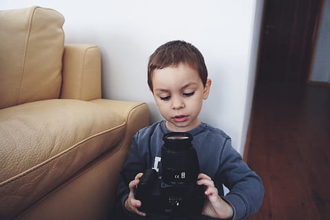 băiat, deținere, negru, camera dslr, aparat foto, copil, curios, drăguţ, cameră, canapea, tineri, copilărie, o persoana, în interior, mobila, nevinovăţie, tehnologie, masculi, bărbați, stiluri de viață, ședință, descendenți, vedere din față, băieți, in cautarea, camera de zi, oameni adevărați, 5K, CC0, domeniu public, fără drepturi de autor