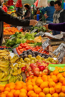 Tomaten, Gemüse, Obst, Markt, Verkauf, Leistung, Banane, Orangen, Birnen, Avocados, Apfel, Lebensmittel, Orangenfrucht, Marktstand, Frische, Menschen, Essen und Trinken, gesundes Essen, Wahl, Wohlbefinden, Geschäft, zu verkaufen, zufällige Menschen, echte Menschen, Variation, Kleinunternehmen, Fülle, große gruppe von gegenständen, Verkaufsdisplay, Kauf, Konsumismus, Orange, 4K, CC0, gemeinfrei, lizenzfrei
