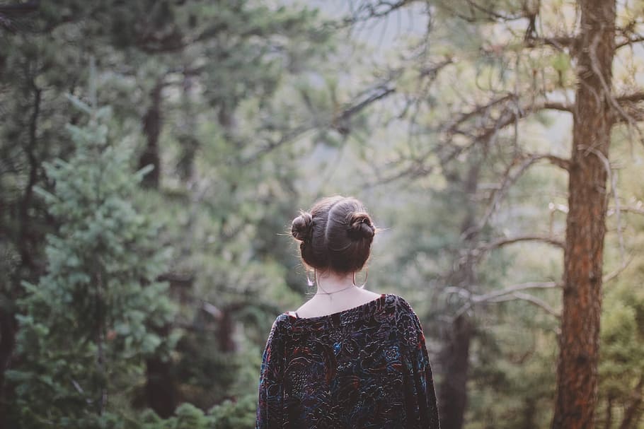 Frau, tragen, schwarz, oben, Stehen, Vorderseite, Baum, schwarzes Top, braun, Wald, grau, Grün, Bäume, Uhrzeit, draußen, Natur, Bildtyp, Bildtechnik, Farbbild, eine Person, menschliches Alter, Tag, Erwachsene, Standpunkt, Naturphänomen, kaukasischer Abstammung, bewegende Tätigkeit, körperliche Position, nur für Erwachsene, ethnische Zugehörigkeit, nur für Kinder, Kind, Kindheit, nur ein Mädchen, echte Menschen, Pflanze, Freizeitbeschäftigung, Lebensstile, Land, Legere Kleidung, Rückansicht, Wachstum, Taille hoch, Fokus auf den Vordergrund, junger Erwachsener, Frisur, Betrachtung, 5K