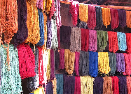 llana, colors, textures, tèxtil, perú, multicolor, variació, venda al detall, botiga, gran grup d'objectes, elecció, marc complet, a la venda, mercat, fons, abundància, Paradeta, cap gent, col · lecció, primer pla, patró, pila, arranjament, material, indústria tèxtil, bufanda, venda, ordre, visualització al detall, consumisme, 4K, CC0, domini públic, lliure de regalies