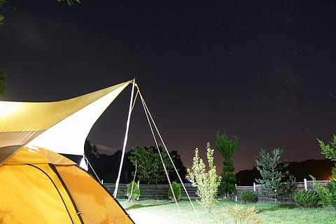 Camping, nat, stjerne, telt, udendørs, natur, Skov, himmel, transportmidler, træ, plante, transportform, ingen mennesker, stjerne - rum, bil, gul, motor køretøj, skønhed i naturen, arkitektur, scenics - natur, plads, bygget struktur, glas - materiale, luksus, rum og astronomi, 4K, CC0, offentligt domæne, royaltyfrie