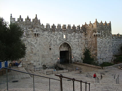 Damaskustor, Jerusalem, Tor, die Architektur, gebaute Struktur, die Vergangenheit, Geschichte, Gebäudehülle, Reiseziele, Reise, Himmel, Tourismus, Gebäude, Tag, Natur, Bogen, Religion, klarer Himmel, Anbetungsstätte, zufällige Menschen, alt, Wand, Baum, draußen, alte Zivilisation, 1080P, CC0, gemeinfrei, lizenzfrei