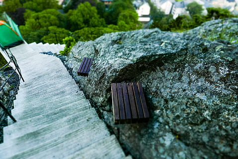 difuminar, cajas, luz, ambiente, tiro alto ángulo, paisaje, hoja, ocio, naturaleza, al aire libre, rock, escalera, piedra, verano, arboles, enfoque selectivo, nadie, árbol, día, planta, agua, sólido, roca - objeto, de cerca, tranquilidad, material de madera, color verde, escena tranquila, estructura construida, metal, 4K