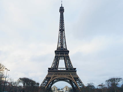 clar, blanc, cel, durant el dia, Torre Eiffel, paris, parís, França, França, lloc famós, torre, arquitectura, cultura francesa, europa, destinacions de viatge, monument, turisme, viatjar, a l'aire lliure, ciutat, escena urbana, símbol, ciutats capital, estructura construïda, romanç, referent internacional, blau, història, vista d’angle baix, alta - alta, el passat, metall, exterior de l'edifici, núvol - cel, naturalesa, dia, característica arquitectònica, cap gent, ferro - metall, fletxa, 2K, CC0, domini públic, lliure de regalies