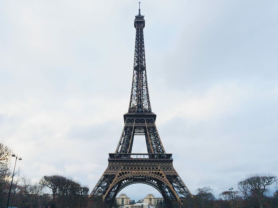 clar, blanc, cel, durant el dia, Torre Eiffel, paris, parís, França, França, lloc famós, torre, arquitectura, cultura francesa, europa, destinacions de viatge, monument, turisme, viatjar, a l'aire lliure, ciutat, escena urbana, símbol, ciutats capital, estructura construïda, romanç, referent internacional, blau, història, vista d’angle baix, alta - alta, el passat, metall, exterior de l'edifici, núvol - cel, naturalesa, dia, característica arquitectònica, cap gent, ferro - metall, fletxa, 2K