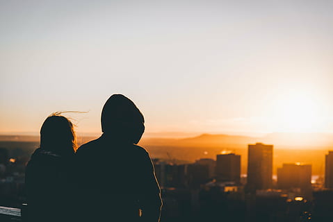 foto di silhouette, uomo, donna, superiore, costruzione, regola, terzi, silhouette, fotografia, architettura, infrastruttura, cielo, Alba, tramonto, persone, incontri, coppia, tipo, ragazza, due persone, solidarieta, amore, città, coppia eterosessuale, retrovisore, paesaggio urbano, romanza, adulto, stili di vita, esterno dell'edificio, uomini, bonding, donne, attività di svago, struttura costruita, coppia - relazione, emozione positiva, colore arancione, persone reali, all'aperto, guardando a vista, 5K, CC0, dominio pubblico, privo di copyright
