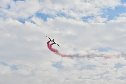 modelplan, himmel, sort, rød, flyve, forbi, fly, dag tid, røg, Sky, hvid, sky - himmel, lav vinkel visning, luftfartøj, flyvende, luft show, på farten, transportform, dag, transportmidler, bevægelse, ingen mennesker, natur, røg - fysisk struktur, udendørs, dampspor, rejse, militære flyvemaskine, kunstflyvning, luftfartsindustrien, 5K, CC0, offentligt domæne, royaltyfrie