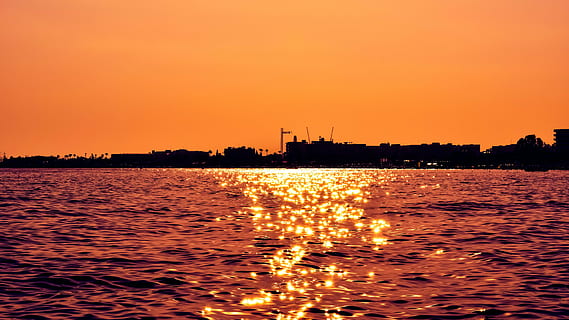 tramonto, Percorso luminoso, luce del sole, arancia, scenario, sera, crepuscolo, pomeriggio, ombre, sagome, ayia napa, Cipro, acqua, cielo, città, riflessione, architettura, colore arancione, mare, natura, esterno dell'edificio, bellezza nella natura, nessuno, struttura costruita, silhouette, scenics - natura, sole, paesaggio urbano, all'aperto, inquinamento, 5K, CC0, dominio pubblico, privo di copyright