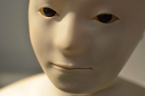 balts, lelle, tuvplāns, fotogrāfija, humanoīds, robots, sejas, mākslīgais intelekts, atdarināt, cilvēka seju, ķermeņa daļa, portrets, cilvēka ķermeņa daļa, telpās, bērnībā, bērns, cilvēkiem, cilvēku pārstāvība, rotaļlieta, skatoties uz kameru, pārstāvība, studija, šāviens galvā, emocijas, zēni, vīriešiem, 4K, CC0, publiskais domēns, bez atlīdzības