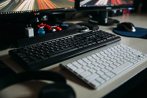 kontor, skrivbord, tangentbord, dator, skrivbordet, monitorer, mus, företag, teknologi, dator tangentbord, datorutrustning, tabell, möbel, kommunikation, inomhus, datorskärm, trådlös teknik, förbindelse, skrivbords PC, inget folk, data mus, närbild, 5K, CC0, offentligt domän, royaltyfria