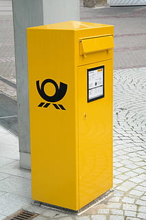 postkasse, brev boks, stolpe, sende, breve, gul, deutsche post, brev bokse, posthorn, service, skilt, gade, post, ingen mennesker, meddelelse, dag, offentlige postkasse, udendørs, arkitektur, tæt på, sti, bygget struktur, murbygningsfunktion, by, boks, tekst, kasse - container, sort farve, pol, 5K