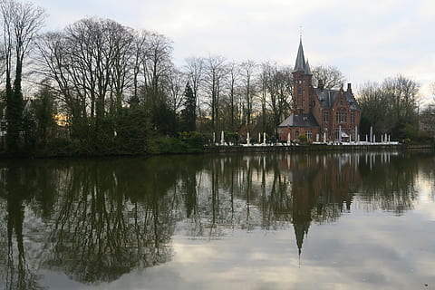 refleksjon, tre, elv, vann, utendørs, natur, reise, symmetri, Minnewater, bruges, Belgia, Europa, soloppgang, innsjø, bygget struktur, arkitektur, bygge eksteriør, Religion, sted for tilbedelse, bygning, åndelighet, tro, vannkanten, anlegg, himmel, dag, reisemål, ingen folk, spir, 5K, CC0, offentlig domene, opphavsrett gratis