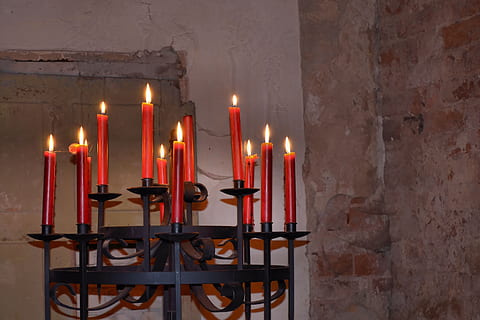 candelabro, vela, espelmes, flama, cremar, humor, foc, cremant, foc - fenomen natural, calor - temperatura, il·luminat, lloc de culte, religió, creença, arquitectura, espiritualitat, estructura construïda, equips d’il·luminació, edifici, a l'interior, titular de canelobres, cap gent, vermell, naturalesa, altar, fusió, 4K, CC0, domini públic, lliure de regalies