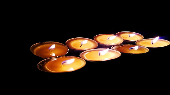 Kerze, Flamme, Feuer, Licht, brennen, Kerzenlicht, Wachskerze, Docht, Dekoration, Dunkelheit, Verbrennung, schwarzer Hintergrund, Feuer - natürliches Phänomen, Studioaufnahme, beleuchtet, drinnen, keine Leute, glühend, Hitze - Temperatur, Natur, kopieren sie platz, Teelicht, Nahansicht, in einer Reihe, dunkel, Lichtanlage, Reflexion, 4K, CC0, gemeinfrei, lizenzfrei