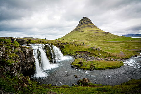 foto, cascades, al costat, turó, ennuvolat, durant el dia, fotografia de paisatge en lapse de temps, gent, reunit, kirkjufellsfoss, cascada, rock, núvol, muntanya, aigua, camp, persona, rural, pic, herba, molsa, Camí, escenics - natura, medi ambient, bellesa a la natura, núvol - cel, paisatge, cel, naturalesa, planta, mar, terra, escena no urbana, que flueix, cap gent, escena tranquil·la, rierol: aigua que flueix, aigua que flueix, a l'aire lliure, 4K, CC0, domini públic, lliure de regalies