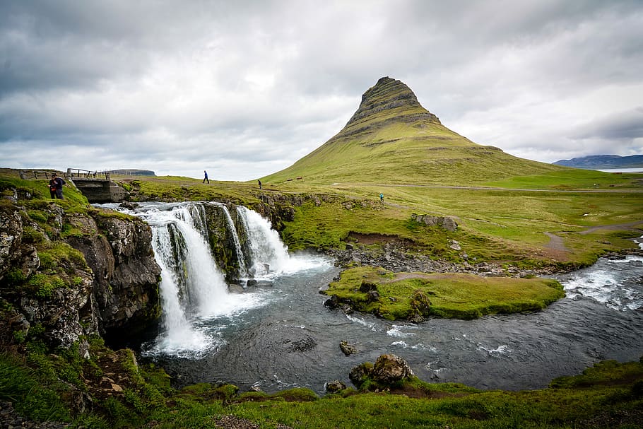 foto, cascades, al costat, turó, ennuvolat, durant el dia, fotografia de paisatge en lapse de temps, gent, reunit, kirkjufellsfoss, cascada, rock, núvol, muntanya, aigua, camp, persona, rural, pic, herba, molsa, Camí, escenics - natura, medi ambient, bellesa a la natura, núvol - cel, paisatge, cel, naturalesa, planta, mar, terra, escena no urbana, que flueix, cap gent, escena tranquil·la, rierol: aigua que flueix, aigua que flueix, a l'aire lliure, 4K