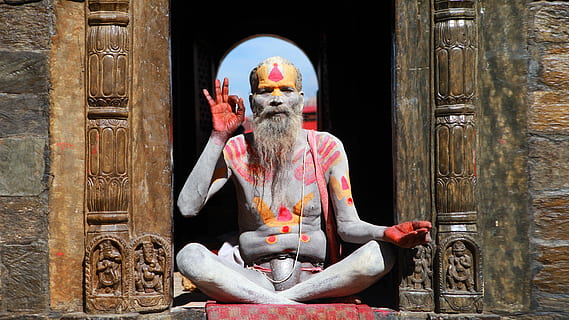 vicino, uomo foto, rosso, vernice per la mano del corpo, seduta, porta, avvicinamento, foto, uomo, corpo, mano, dipingere, culture, religione, spiritualità, Asia, India, persone, architettura, all'aperto, adulto, esterno dell'edificio, solo un uomo, solo adulti, spaventoso, credenza, rappresentazione umana, creatività, arte e artigianato, struttura costruita, rappresentazione, luogo di culto, bizzarro, scheletro umano, nessuno, giorno, storia, scultura, vista frontale, il passato, 5K, CC0, dominio pubblico, privo di copyright