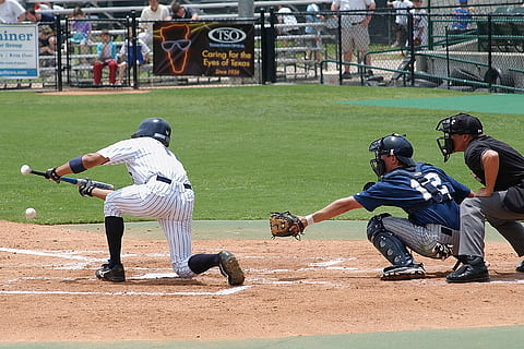 Baseball, Teig, bünt, Sport, Fledermaus, Spiel, Spieler, Ball, Athlet, Feld, abspielen, Base, Uniform, Schlagen, Schlagmann, Zuhause, Teller, Aktion, Helm, Infield, Schiedsrichter, Fänger, Handschuh, Fausthandschuh, Fängermaske, Zaun, Baseballstadion, Baseball - Sport, Baseballspieler, Gruppe von Leuten, Baseballuniform, in voller Länge, Kleidung, Sportuniform, Tag, Männer, Menschen, echte Menschen, Wettbewerb, spielen, Baseballhelm, Kopfbedeckungen, Stehen, Spielfeld, Baseball-Team, 2K, CC0, gemeinfrei, lizenzfrei