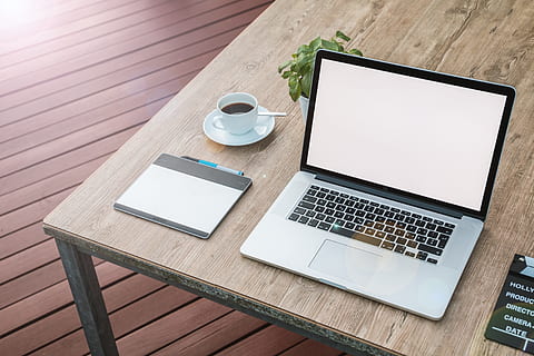 マックブック, プロ, 褐色, 木製, テーブル, オン, MacBook Pro, ノートパソコン, ノート, 作業, キーボード, 独立した, コンピューター, パソコン, 電卓, タブレット, グラフィックタブレット, キー, 画面, モックアップ, ホームオフィス, 家に, オフィスワーク, 事務所, 職場, ウェブデザイン, 林檎, モニター, ランサー, 屋外作業, ビジネス, 成功, インターネット, マック, カッター, 膜, カット, 編集する, 無線技術, 技術, コミュニケーション, 可搬性, 接続, カップ, マグ, コーヒーカップ, ドリンク, 飲食, コーヒー - 飲み物, 木材 - 材料, コーヒー, 携帯情報機器, コンピュータネットワーク, 家具, 無人, 食器類, ラップトップを使用する, ブランク, 5K