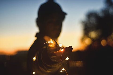 orang, memegang, lampu senar, waktu malam, tanpa judul, tali, lampu, langit putih, lensa tilt shift, fotografi, cahaya, terang, senja, pria, orang-orang, di luar rumah, matahari terbenam, laki-laki, satu orang, gaya hidup, dewasa, tertembak di kepala, hanya untuk orang dewasa, bayangan hitam, langit, tangan manusia, orang sungguhan, tangan, fokus pada latar depan, bagian tubuh manusia, kegiatan waktu luang, alam, merapatkan, sinar matahari, potret, jari, 1080P, CC0, domain publik, bebas royalti