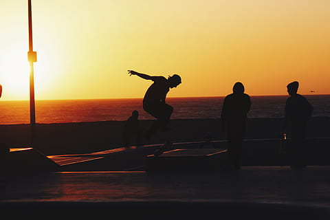 vier, Person Silhouette, Meer, golden, Stunde, Silhouette, Foto, drei, Person, Skateboard fahren, nahe, Karosserie, Wasser, Sonnenuntergang, Dämmerung, Himmel, Sommer-, Skateboard, Skateboarder, Menschen, Schatten, Strand, Ozean, Horizont, freunde, Gruppe, draußen, Erwachsene, Männer, Stehen, Reiseziele, Natur, echte Menschen, orange Farbe, Schönheit in der Natur, Freizeitbeschäftigung, Szenen - Natur, Horizont über Wasser, Lebensstile, Land, 5K