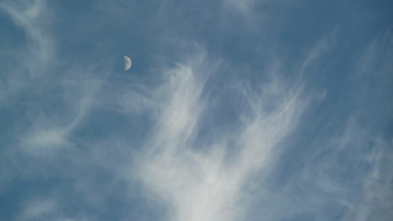 Himmel, Mond, Wolken, Abendhimmel, Himmelblau, wolke - himmel, Flachwinkelansicht, Schönheit in der Natur, Ruhe, Szenen - Natur, ruhige Szene, Blau, keine Leute, Natur, Platz, Hintergründe, draußen, Tag, Astronomie, idyllisch, Vollbild, planetarischer Mond, Meteorologie, wispy, 4K, CC0, gemeinfrei, lizenzfrei
