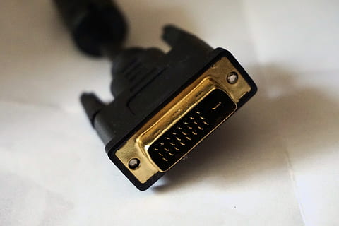 dvi, cable, computadora, accesorios, conexión, hardware, cables de monitor, accesorios de computador, procesamiento de datos, eso, conectar, enchufe, nadie, tecnología, de cerca, foto de estudio, adentro, día, comunicación, centrarse en primer plano, vista de alto ángulo, electricidad, equipo, enchufe de conexión de red, cable USB, cable de computadora, música, equipo eléctrico, mesa, enfoque selectivo, naturaleza muerta, tecnología inalámbrica, 4K, CC0, dominio público, libre de derechos
