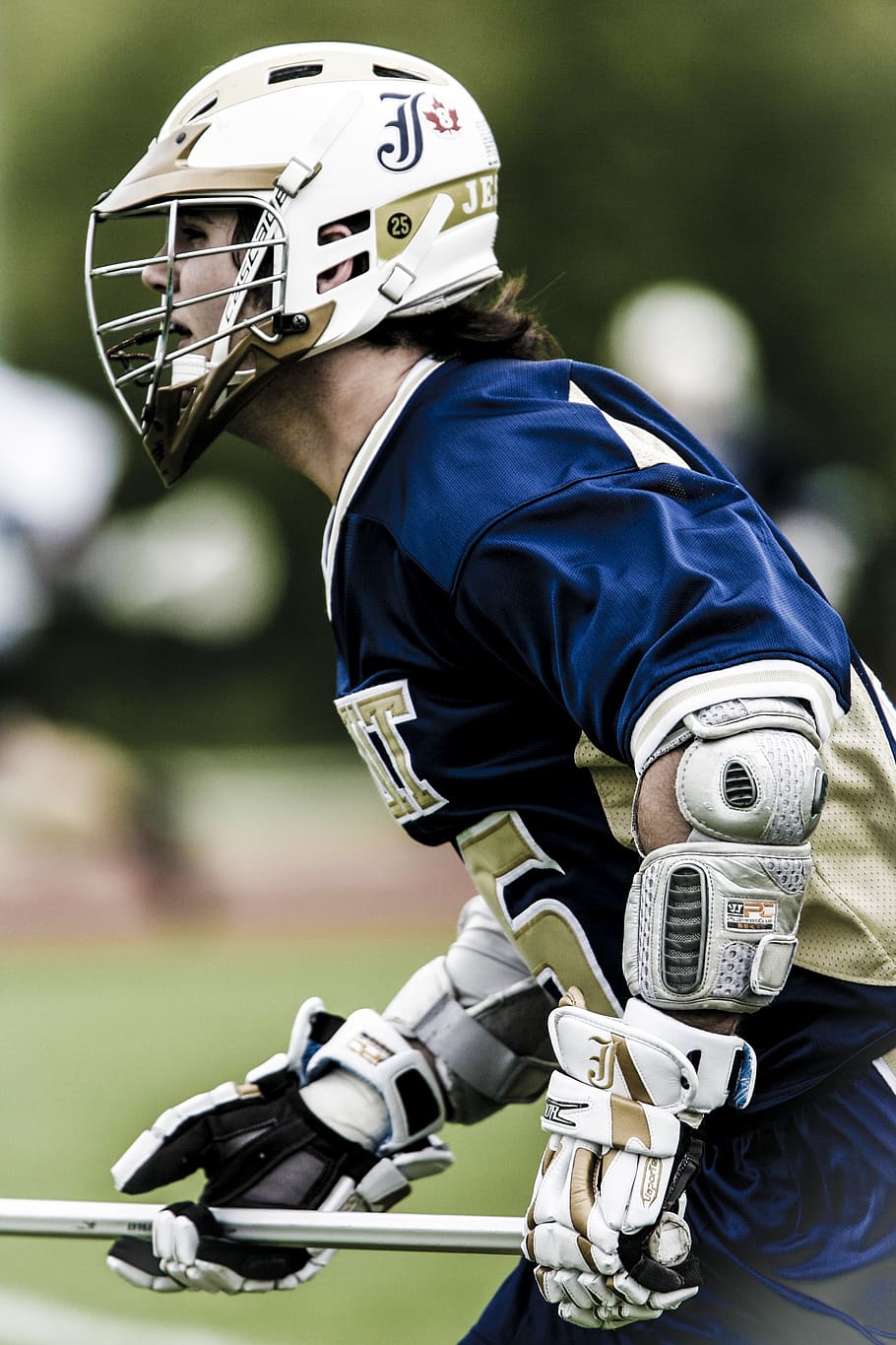 lacrosse, spiller, handling, Pind, sport, hjelm, spille, han-, spil, handsker, skole, atlet, blå, konkurrence, udendørs, atletik, løb, teenager, uniform, hovedbeklædning, sport hjelm, sport uniform, sportsudstyr, tøj, beskyttelse, sikkerhed, rigtige mennesker, fokus på forgrunden, mennesker, sportstøj, herrer, dag, amerikansk fodbold - sport, beskyttende sportsbeklædning, polstring, 2K