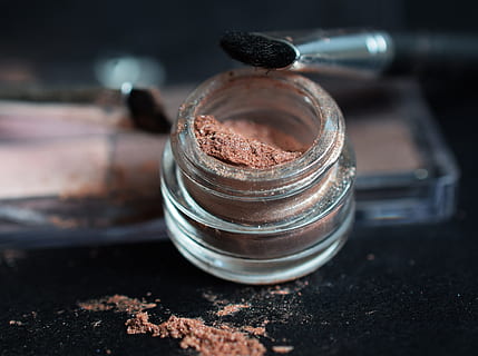 claro, contenedor de vidrio, marrón, maquillaje, oscuridad, polvo, colorete, belleza, de cerca, nadie, adentro, día, centrarse en primer plano, naturaleza muerta, envase, mesa, café molido, comida y bebida, material de vidrio, preparación, enfoque selectivo, comida, tarro, vista de alto ángulo, metal, beber, 4K, CC0, dominio público, libre de derechos