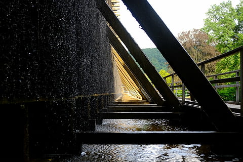 Kochsalzlösung, Gebäude, die Architektur, durch schauen, Holz, durchschauen, Natur, Stöcke, Holzkonstruktion, Wand, Holzbalken, Perspektive, Rezension, Entfernung, Wiederherstellung, saubere Luft, Urlaub, Spa, atmen, Wasser, Salzwasser, Rinnsal, tropfen, gebaute Struktur, keine Leute, Baum, Geländer, Metall, Treppe, Tag, draußen, Flachwinkelansicht, Brücke, Himmel, Verbindung, der Weg nach vorn, Transport, Stufen und Treppen, Pflanze, fließendes Wasser, 4K, CC0, gemeinfrei, lizenzfrei