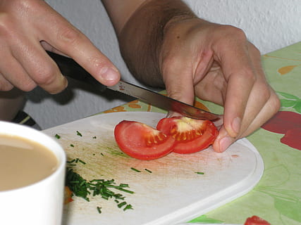 tallar, tomàquets, cuinar, preparació, menjar, cuina, verdures, vermell, agut, ganivet, mans, treballar, cebollí, menjar i beguda, part del cos humà, alimentació saludable, mà humana, frescor, vegetals, una persona, mà, benestar, a l'interior, tomàquet, persones reals, taula de tallar, preparar el menjar, celebració, tall, vista d’angle alt, 2K, CC0, domini públic, lliure de regalies