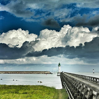 foto, gris, concret, moll de mar, ennuvolat, dia, mar, moll, far, cel, blau, núvols, aigua, platja, torre, web, peix, anlegstelle, onada, port, embarcador, drama, llac, aigües, dramàtica, endavant, núvol - cel, destinacions de viatge, a l'aire lliure, arquitectura, naturalesa, estructura construïda, bellesa a la natura, transport, escenics - natura, cap gent, viatjar, herba, tranquil·litat, exterior de l'edifici, planta, 1080P, CC0, domini públic, lliure de regalies