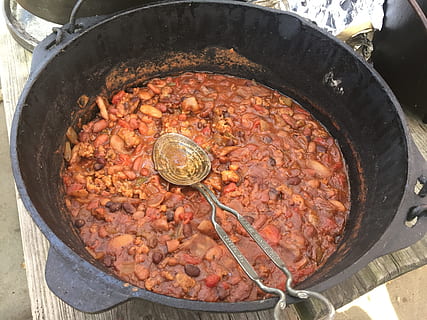 Bohnen, Camping, Schmortopf, Essen und Trinken, Vorbereitung, Lebensmittel, Frische, keine Leute, drinnen, Küchenutensilien, High Angle View, Stillleben, Fleisch, Haushaltsausstattung, Meeresfrüchte, Pfanne, Container, gesundes Essen, Wohlbefinden, Nahansicht, schwenken, Löffel, Tag, Essen vorbereiten, Topf, 2K, CC0, gemeinfrei, lizenzfrei