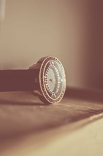 fancy, gammel, tid, timepiece, årgang, se, armbåndsur, klokke, tidsur, urskive, tidsinstrument, minuttviseren, innendørs, stilleben, ingen folk, bord, nærbilde, enkelt objekt, metall, rikdom, antikk, Nummer, selektiv fokusering, nøyaktighet, finansiere, kopiere plass, glass - materiale, natur, luksus, 1080P, CC0, offentlig domene, opphavsrett gratis