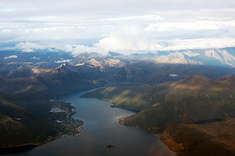 fjell, skyer, himmel, luft, Norge, vann, bergarter, høyt fjell, fjell og vann, fjellklatring, landskaper, natur, zenith, naturskjønnhet - natur, skjønnhet i naturen, sky - himmel, rolig scene, ro, fjellkjede, miljø, ikke-urbane scene, ingen folk, landskap, stein, dag, rock-objekt, idylliske, flybilde, utendørs, 4K, CC0, offentlig domene, opphavsrett gratis