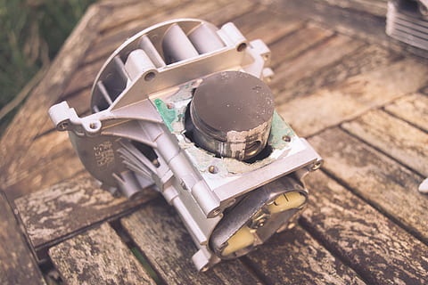 Motor, Motor-, Hitze ergriffen, ergriffen, Mist, Ingenieurwesen, High Angle View, keine Leute, Holz - Material, Arbeitsgerät, Tag, Metall, Fokus auf den Vordergrund, draußen, Nahansicht, diy, Stillleben, alt, Motorrad, Transport, Werkzeug, Natur, Transportmittel, beschädigt, Heimwerker, 5K, CC0, gemeinfrei, lizenzfrei