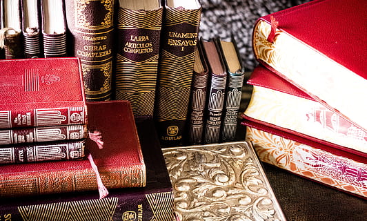 knih, výzkum, dokument, čtení, kniha zásobníku, knihovna, sbírka, Pokrýt, data, vzdělání, encyklopedie, znalost, literatura, staré knihy, číst, studie, symbol, univerzita, bohatství, moudrost, variace, rezervovat, vydání, výběr, nikdo, stálý život, vysoký úhel pohledu, uvnitř, stůl, velká skupina objektů, šperky, detail, uspořádání, textil, objednat, vázaná kniha, vzor, Červené, vyšperkovaný, 5K, CC0, veřejná doména, bez autorských práv